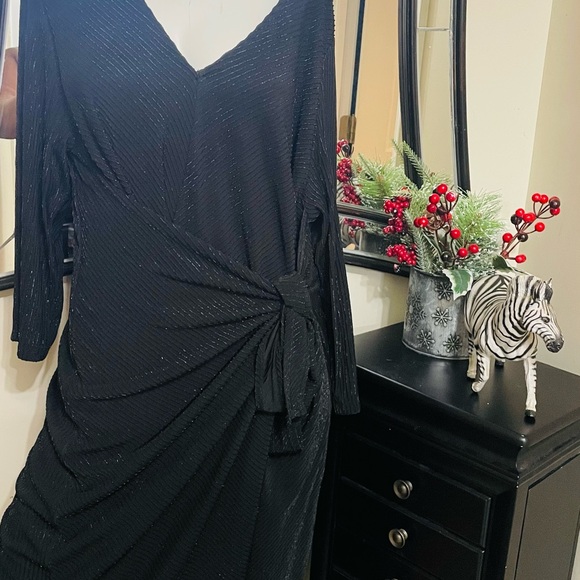 Kato Elegant Black V-Neck Dress - Picture 2 of 4